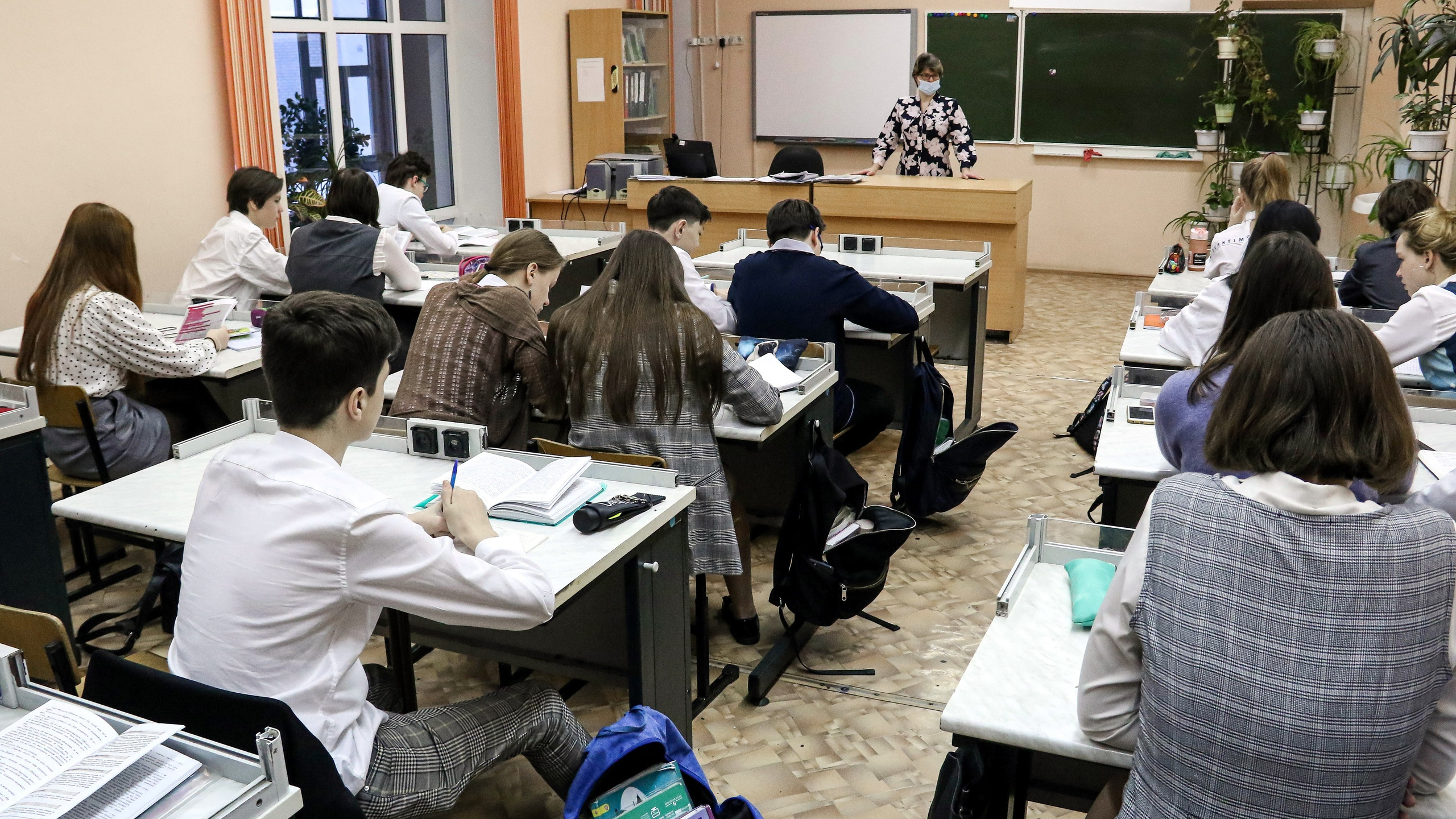 Десятки нижегородских школ изменили формат обучения из-за майских холодов