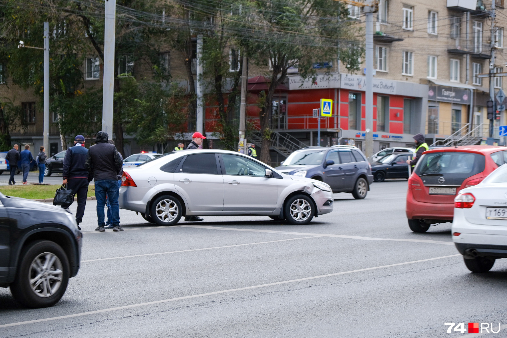 В Госавтоинспекции сообщают только о двух автомобилях, столкнувшихся на перекрестке, но на фото видно, что есть и третий участник аварии
