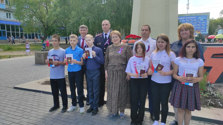 На Урале вручать паспорта юным жителям города приехала уполномоченный по правам человека
