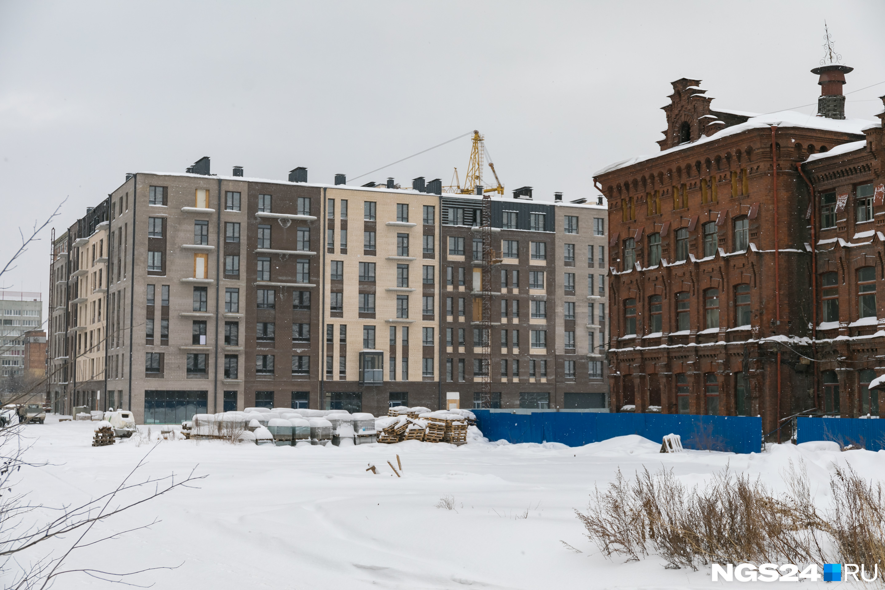 Винную монополию окружили новые жилые кварталы. На фото микрорайон «Новоостровский» компании «Сибиряк». Стоимость однокомнатной квартиры здесь — от 5,3 миллиона рублей. 2-,3-комнатные квартиры стоят от 7 миллионов. Сдача первых домов — конец этого года