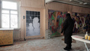 Архангелогородец устроил в заброшенном магазине выставку граффити. Попасть на нее можно через окно