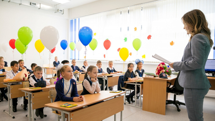 В управлении образования Красноярска объяснили, почему за фото детей в школе берут деньги