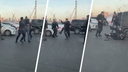 На площади Труда сцепились таксист и водитель <nobr class="_">минивэна —</nobr> на видео попала массовая драка