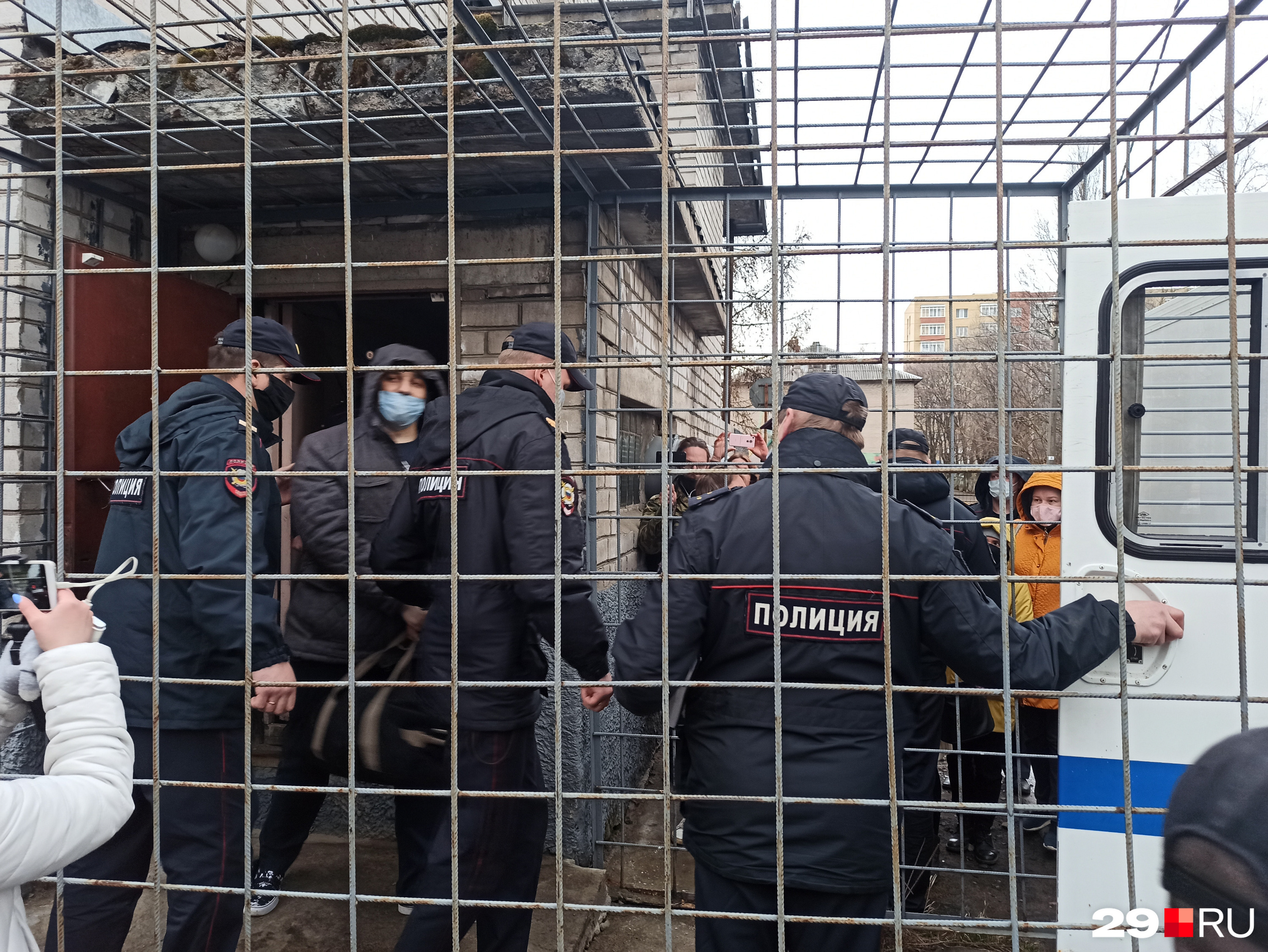 Андрей Боровиков под конвоем лишь на несколько секунд показался присутствующим Андрей Боровиков под конвоем лишь на несколько секунд показался присутствующим