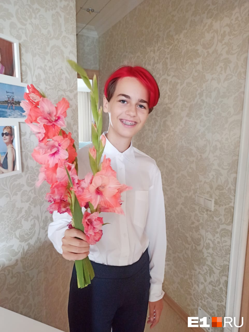Алена тоже выбрала яркую прическу Алена тоже выбрала яркую прическу