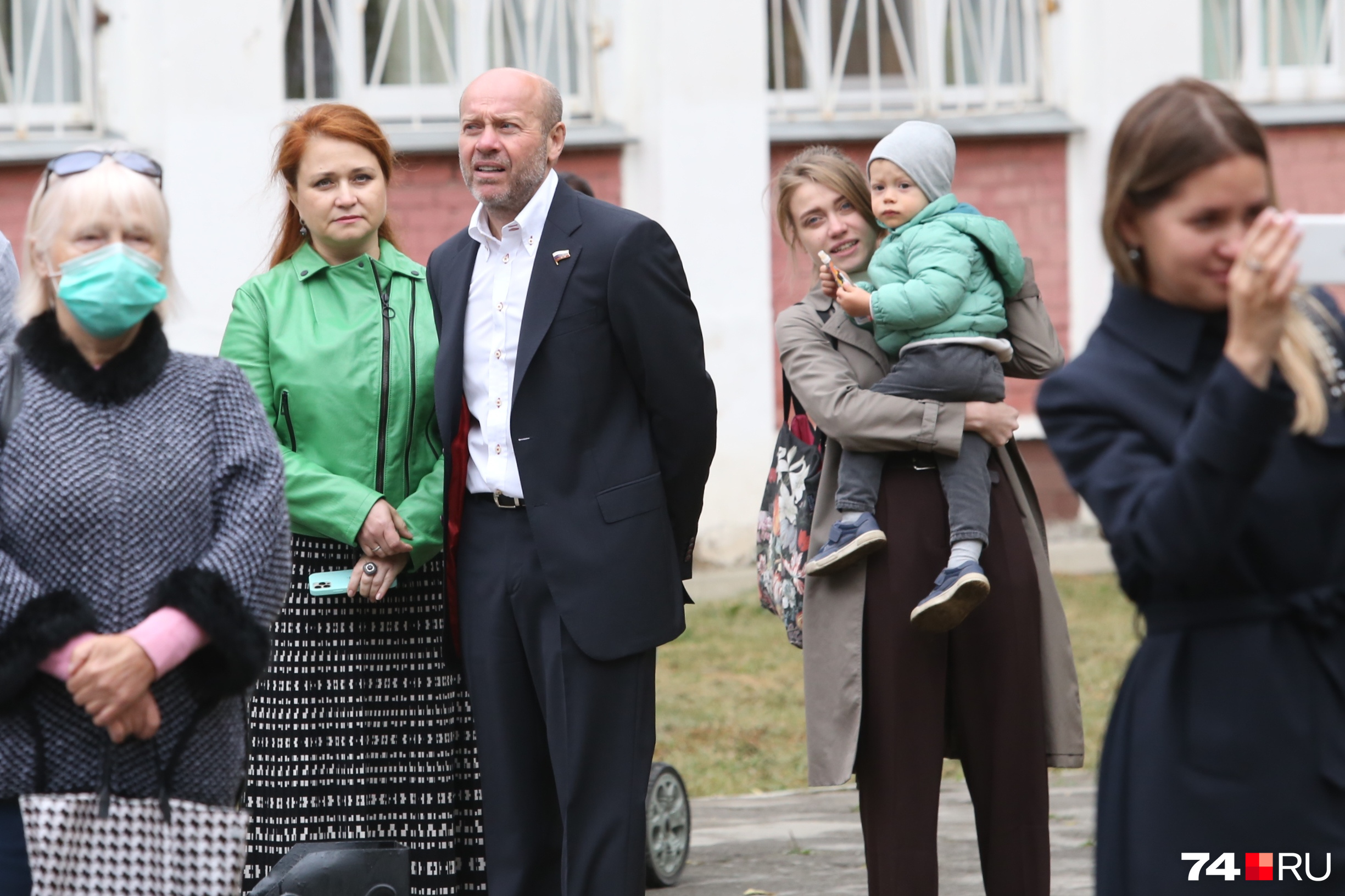 Депутаты Лена и Олег Колесниковы привели в школу дочь Депутаты Лена и Олег Колесниковы привели в школу дочь