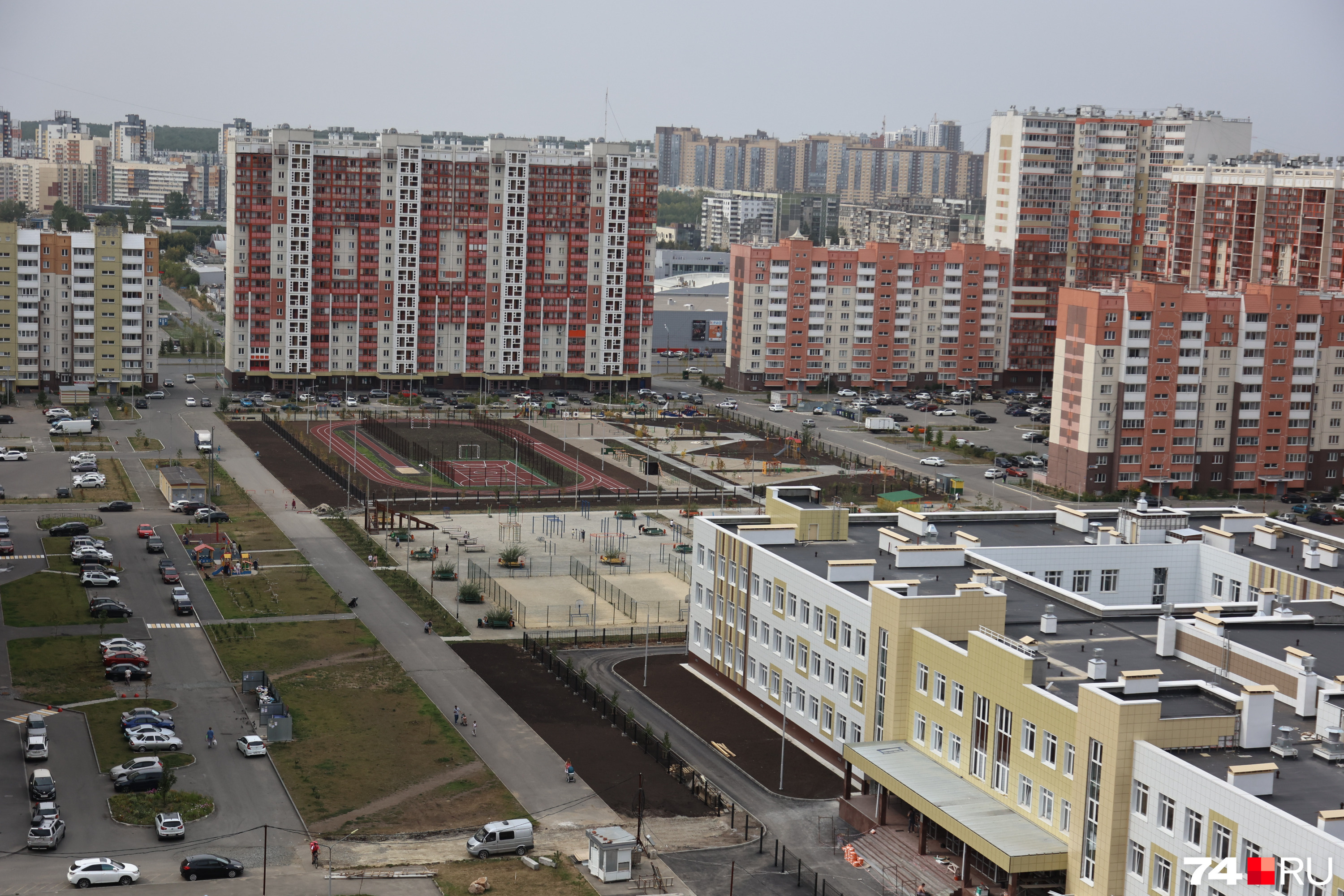 Рядом со школой новый стадион, спортивный зал тоже обещает удивить Рядом со школой новый стадион, спортивный зал тоже обещает удивить