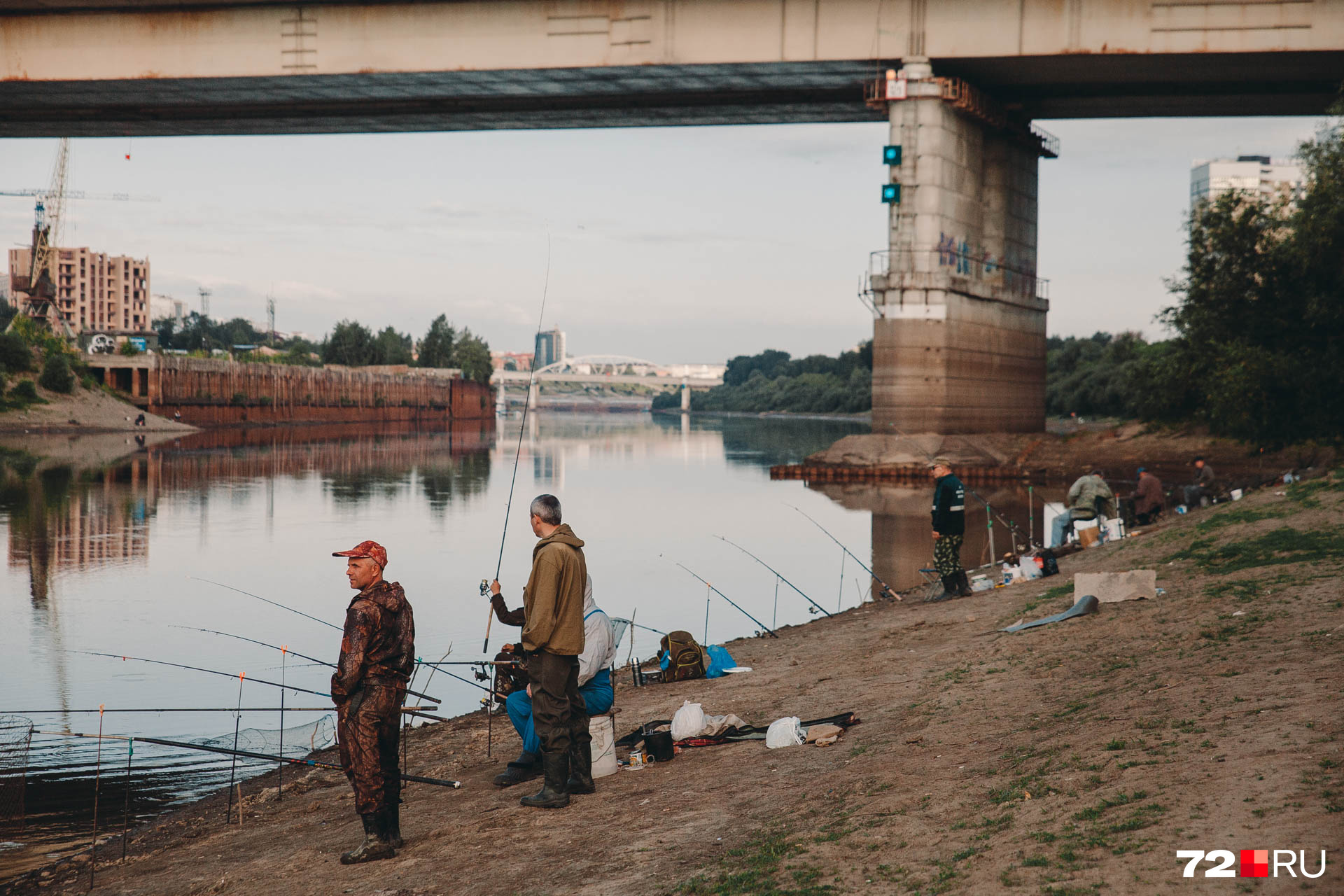 Озеро тюмень рыбалка. Рыбалка в городе Тюмень. Тюмень набережная фото. Профсоюзный мост Тюмень. Тюмень набережная фонтан.