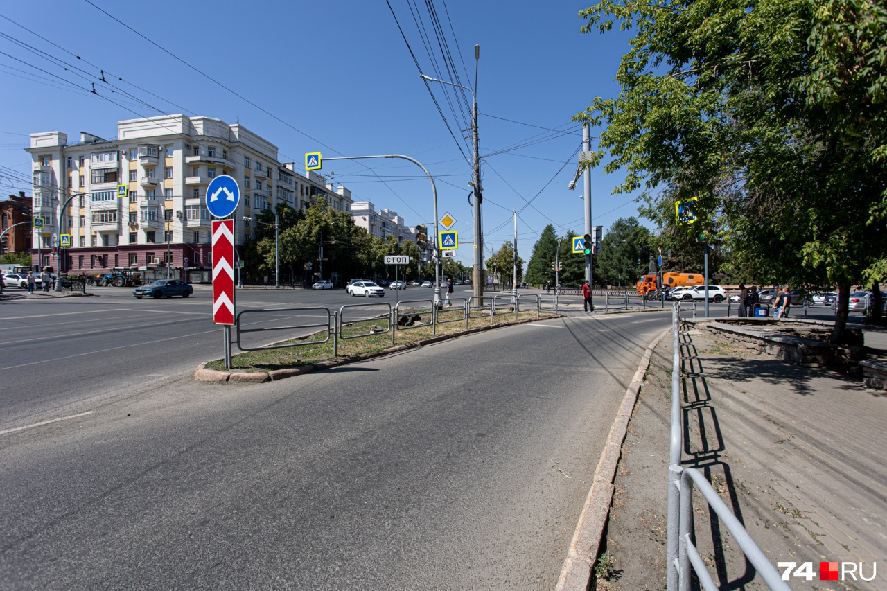 Скандальное место на пересечении проспекта Ленина и улицы Красной. Эксперты считают, что «рукав» здесь не нужен