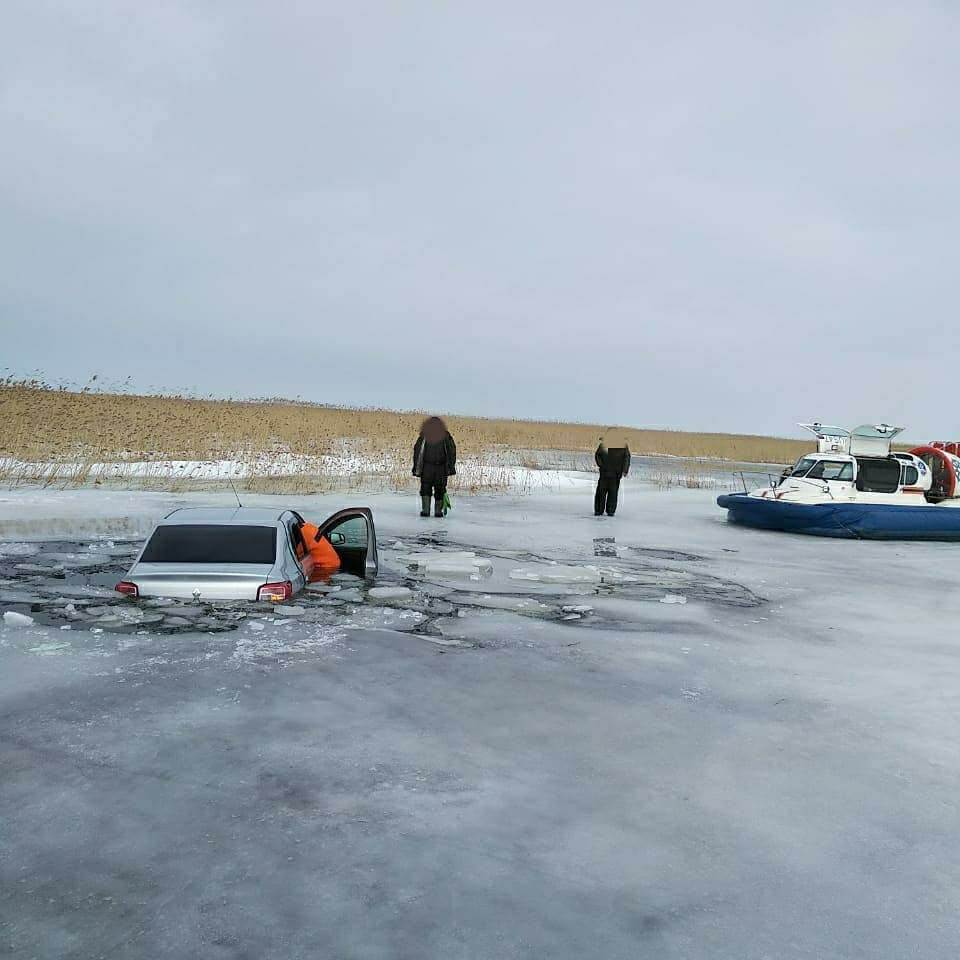 Спасатели показали, как рыбаки провалились под лёд Ладоги на автомобиле