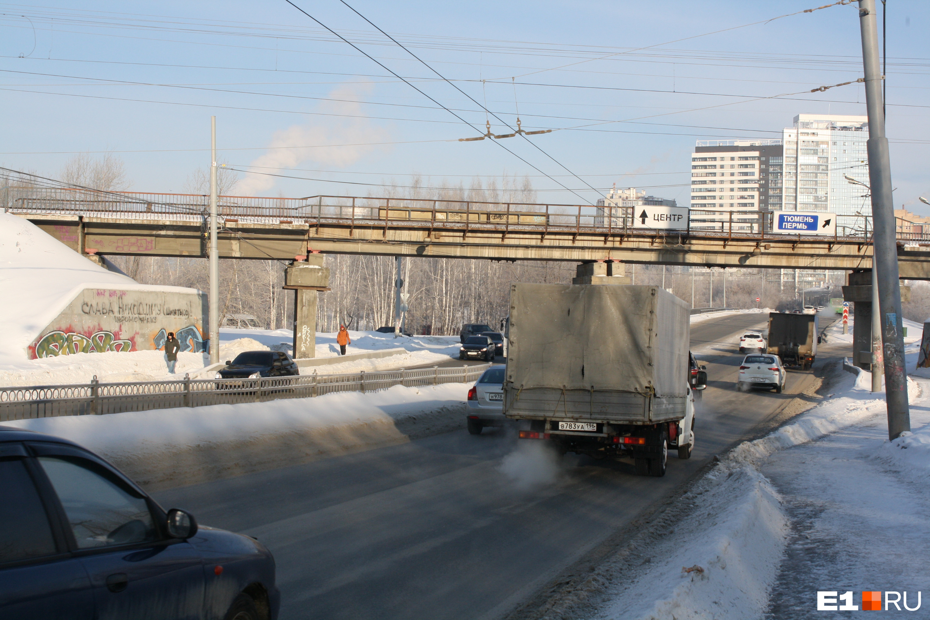 Широкая улица Щербакова сужается железнодорожным мостом в районе пересечения с Объездной. Это яркий пример «бутылочного горлышка»