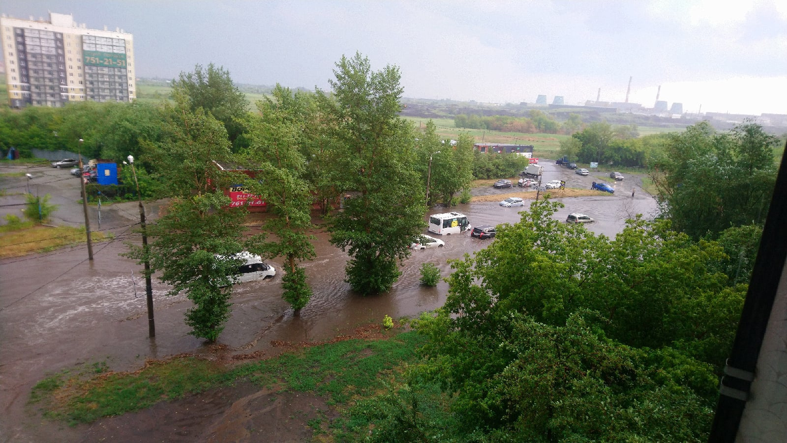 На Хохрякова плывут маршрутки На Хохрякова плывут маршрутки