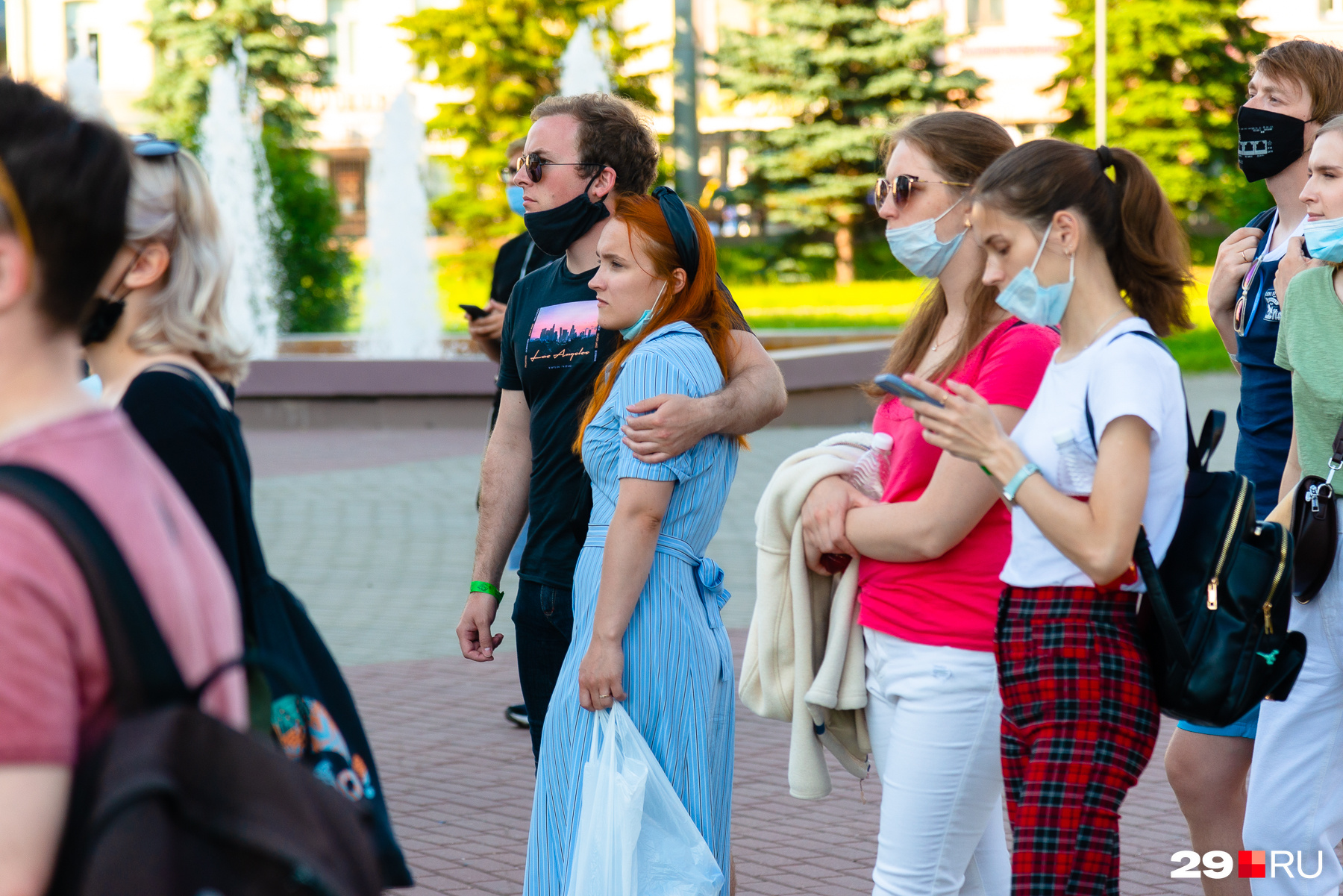 Люди гуляли парами, появилась возможность разделить эмоции от чего-то масштабного вместе Люди гуляли парами, появилась возможность разделить эмоции от чего-то масштабного вместе