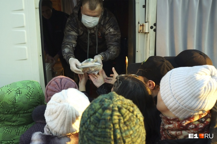 «Автобус милосердия» — один из проектов «Православной службы милосердия». Волонтеры раздают бездомным ужин около Северного автовокзала