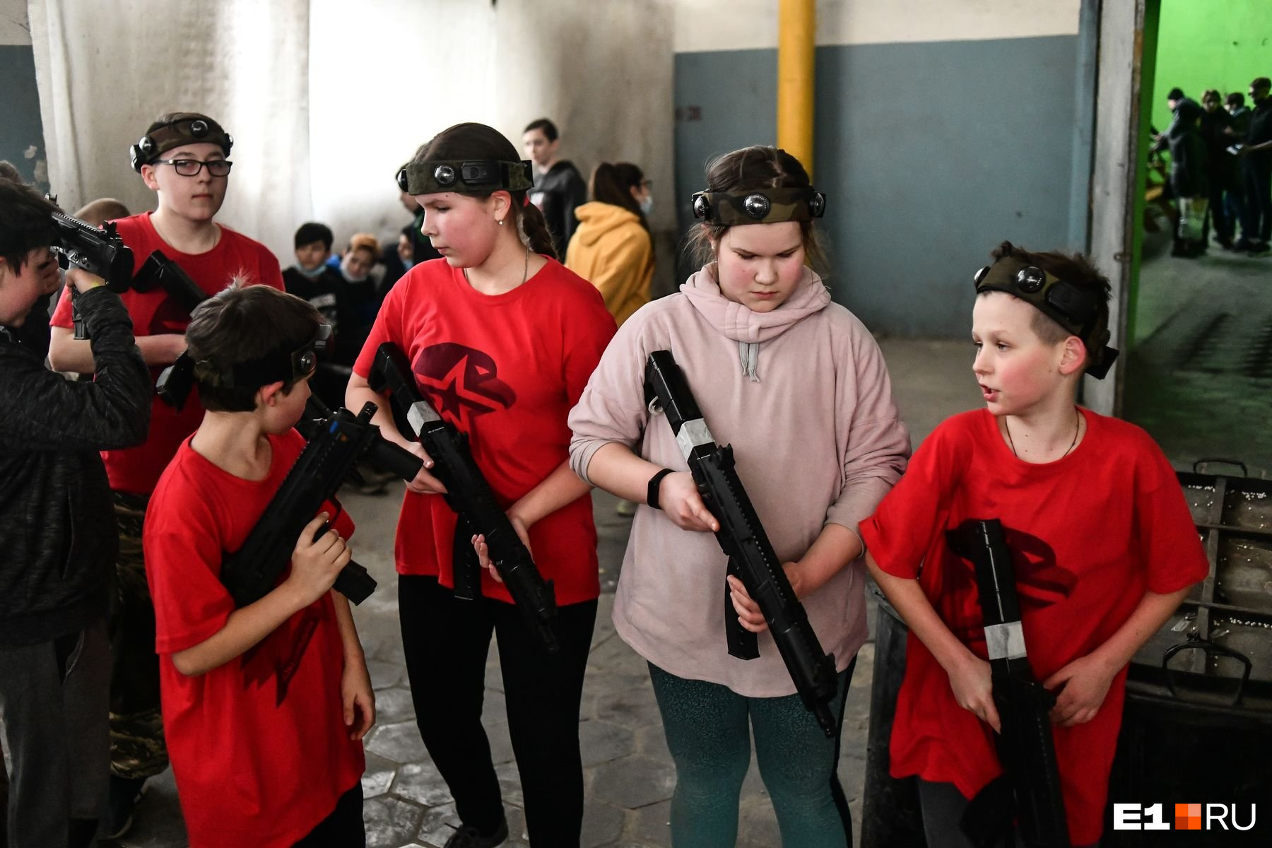 Научи екатеринбург. Тренер азарт. Школьники разбирают автомат. Научи екатеринбург. Юнармия разборка автомата.