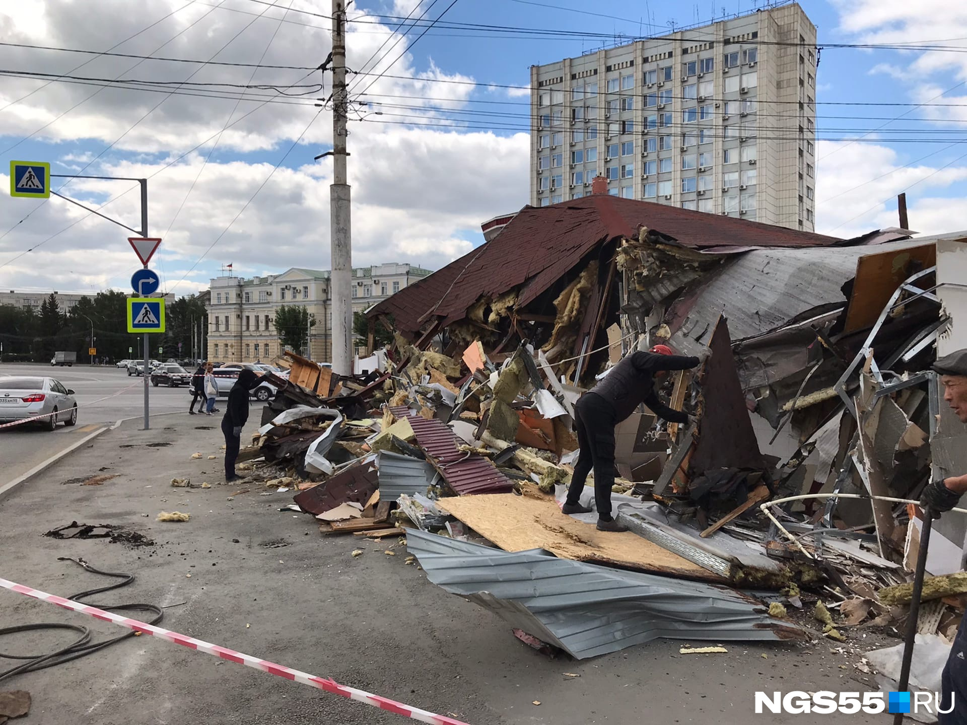Место сноса обнесли лентой Место сноса обнесли лентой