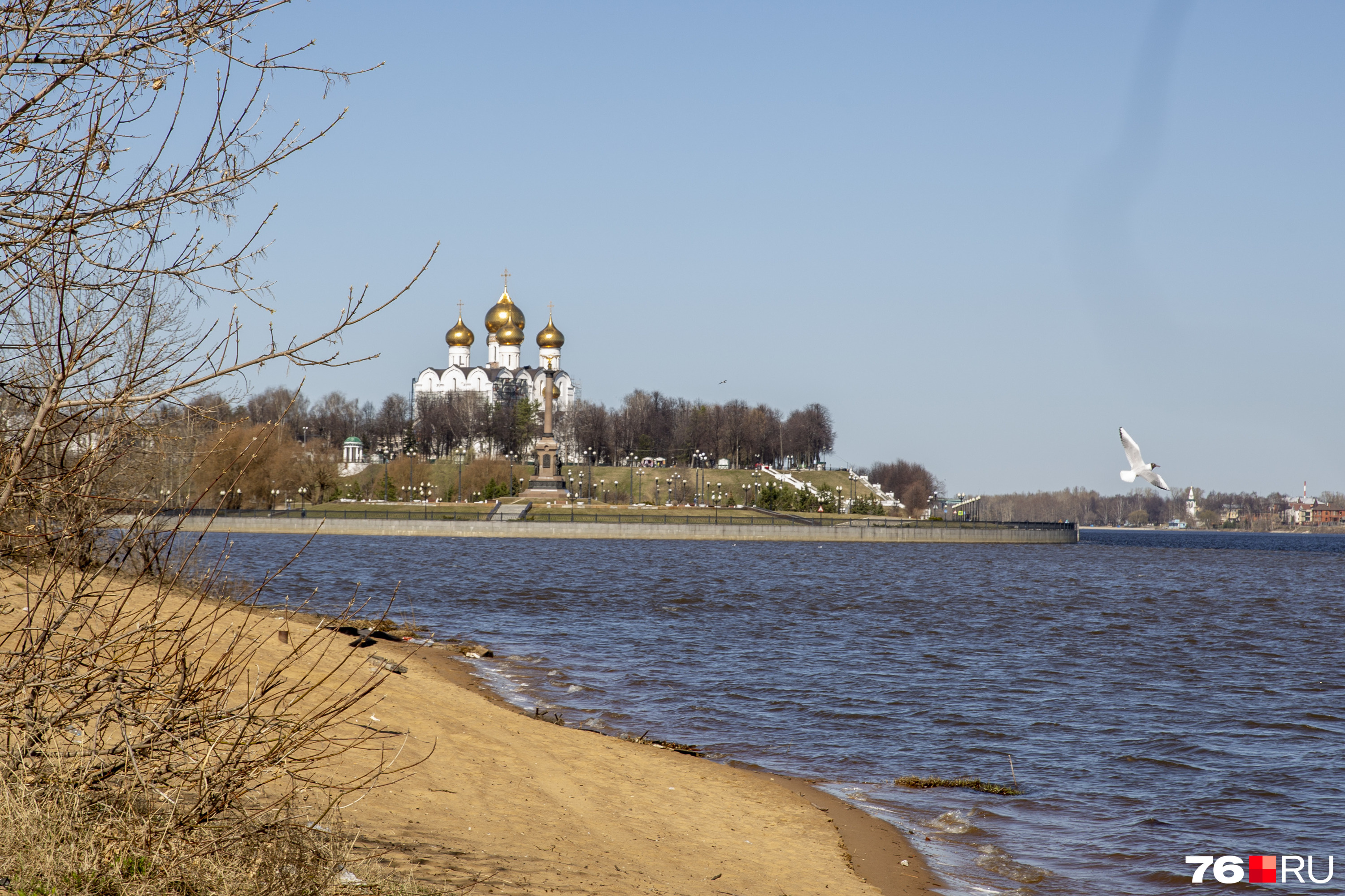 В солнечную погоду хочется гулять. Но на Волге сейчас ветрено В солнечную погоду хочется гулять. Но на Волге сейчас ветрено
