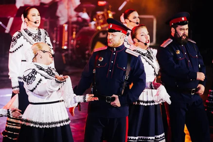 К юбилею города ансамбль народной песни «Любава НН», в котором выступает Юлия Белокрылова, подготовил казачью программу