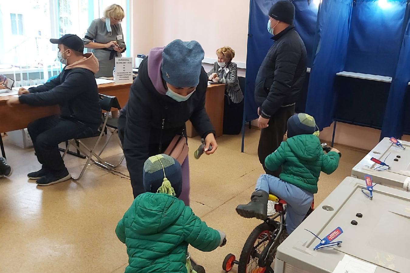 — С ними, конечно, ходим, куда мы их оставим. Не одних же, — сказал папа малышей — С ними, конечно, ходим, куда мы их оставим. Не одних же, — сказал папа малышей