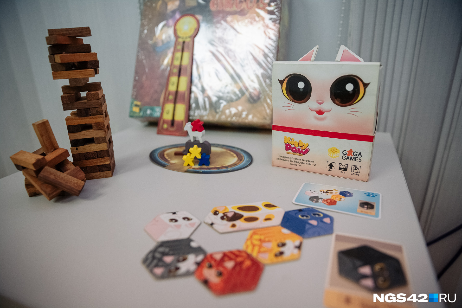 Игровые карточки и фигуры бывают всевозможных форм и цветов Игровые карточки и фигуры бывают всевозможных форм и цветов