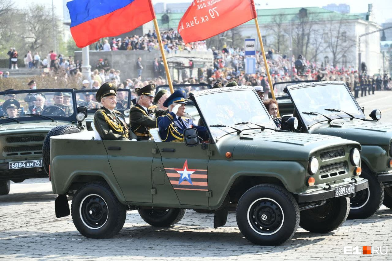 Ветеранов везут по главному проспекту Екатеринбурга