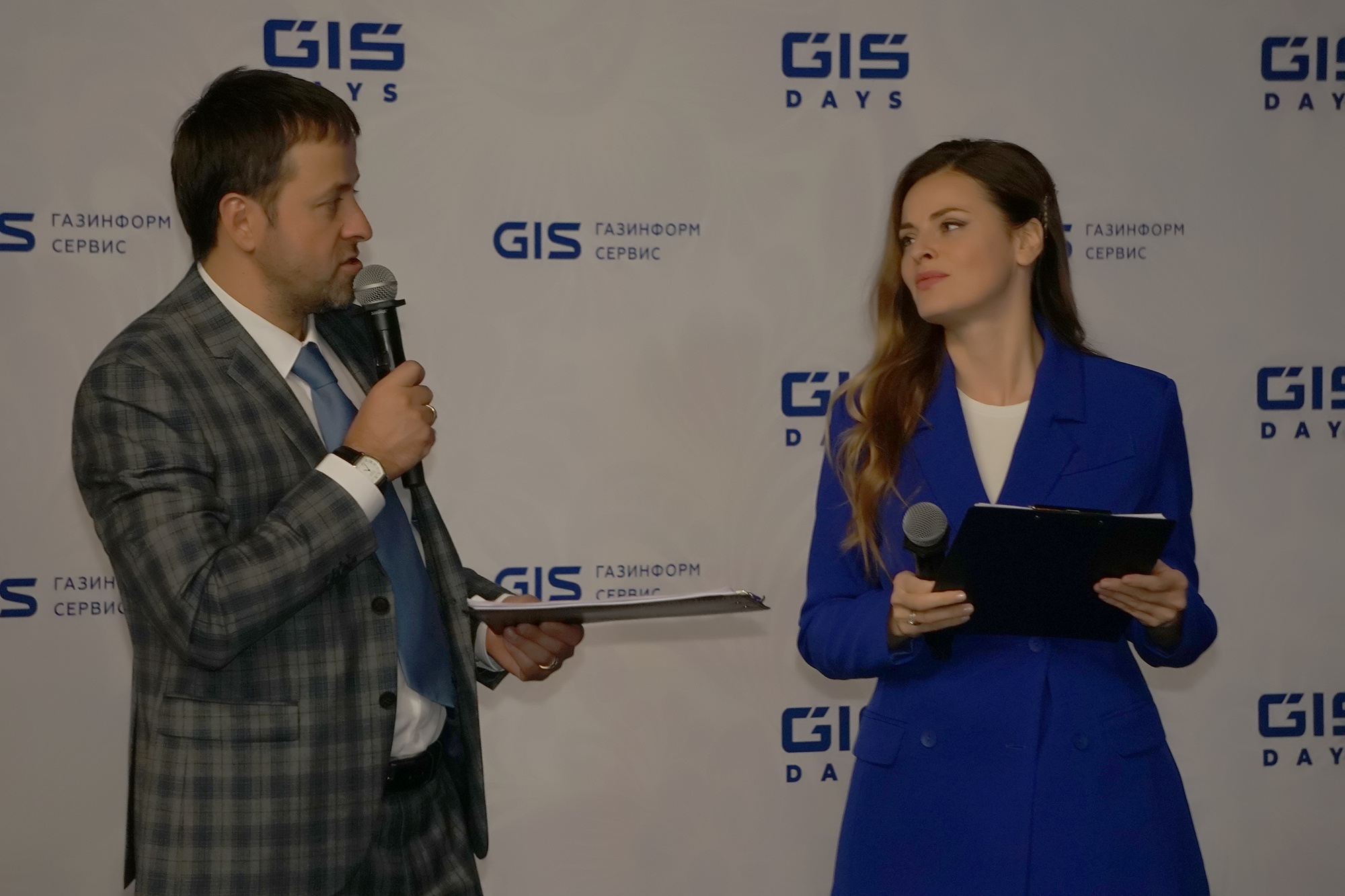 Ведущие GIS DAYS-2021 Людмила Ширяева и Роман Герасимов