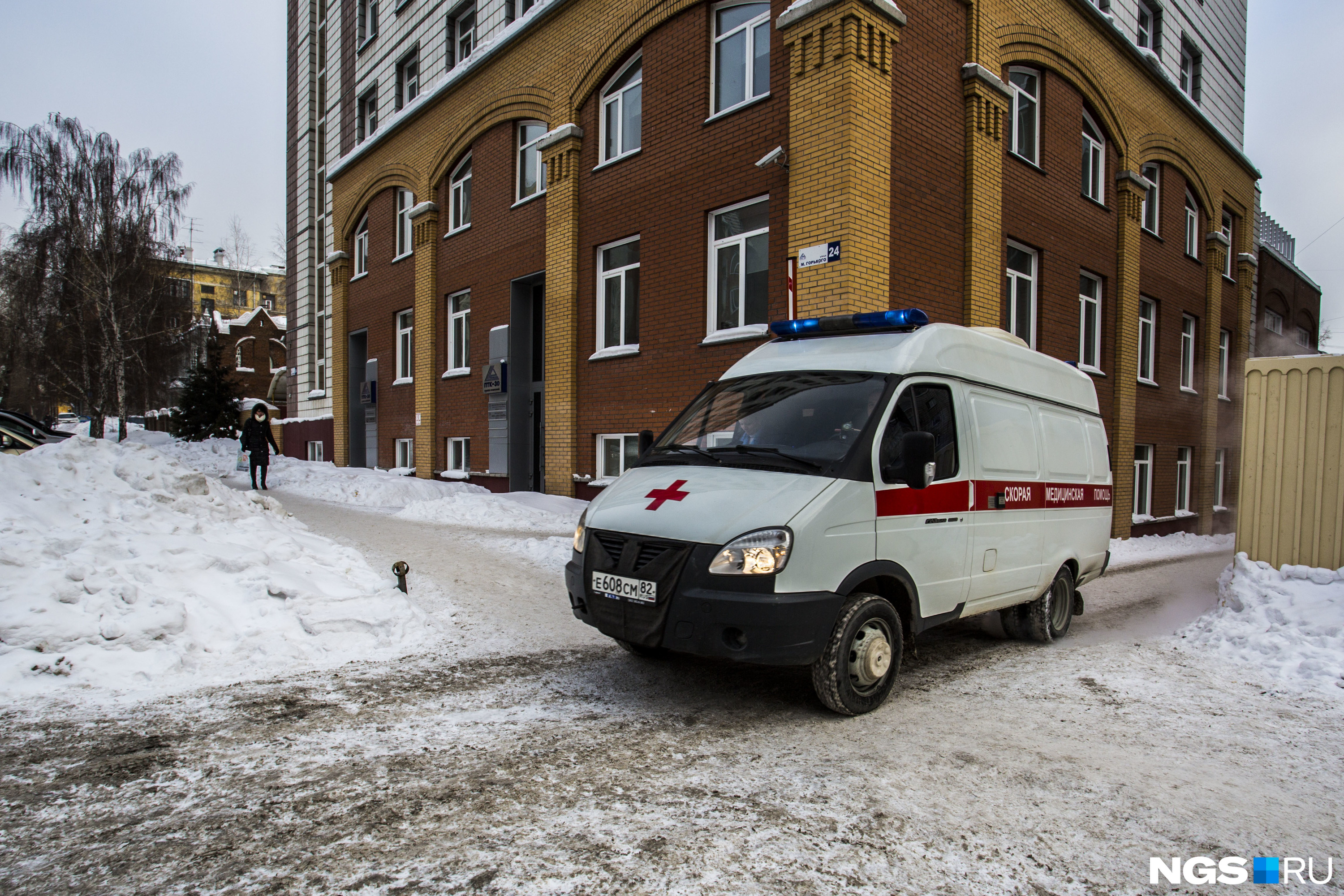 Сибирячку увезли из полиции на скорой: перед этим она попала в потасовку в управляющей компании