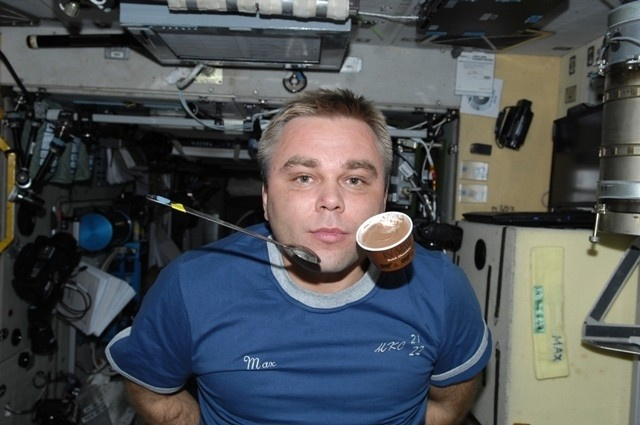 Максим в своем блоге демонстрировал, что есть в космосе можно и без рук