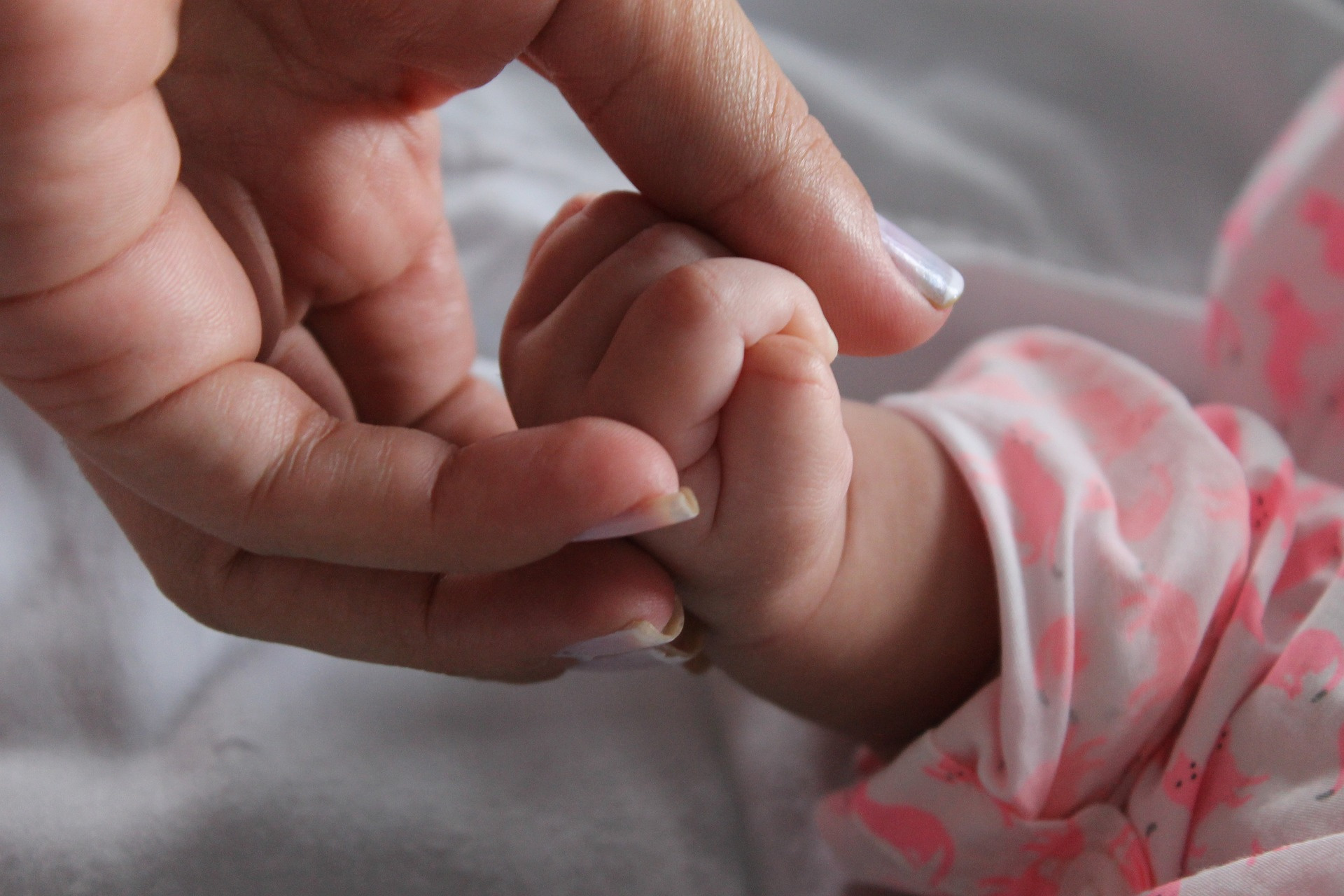 Рука мамы и новорожденного ребенка фото