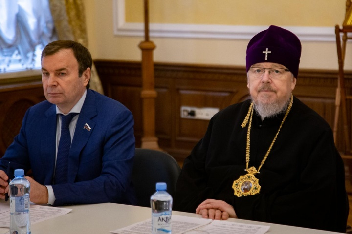 Митрополит Пантелеимон (справа) возмущен таким перформансом Митрополит Пантелеимон (справа) возмущен таким перформансом