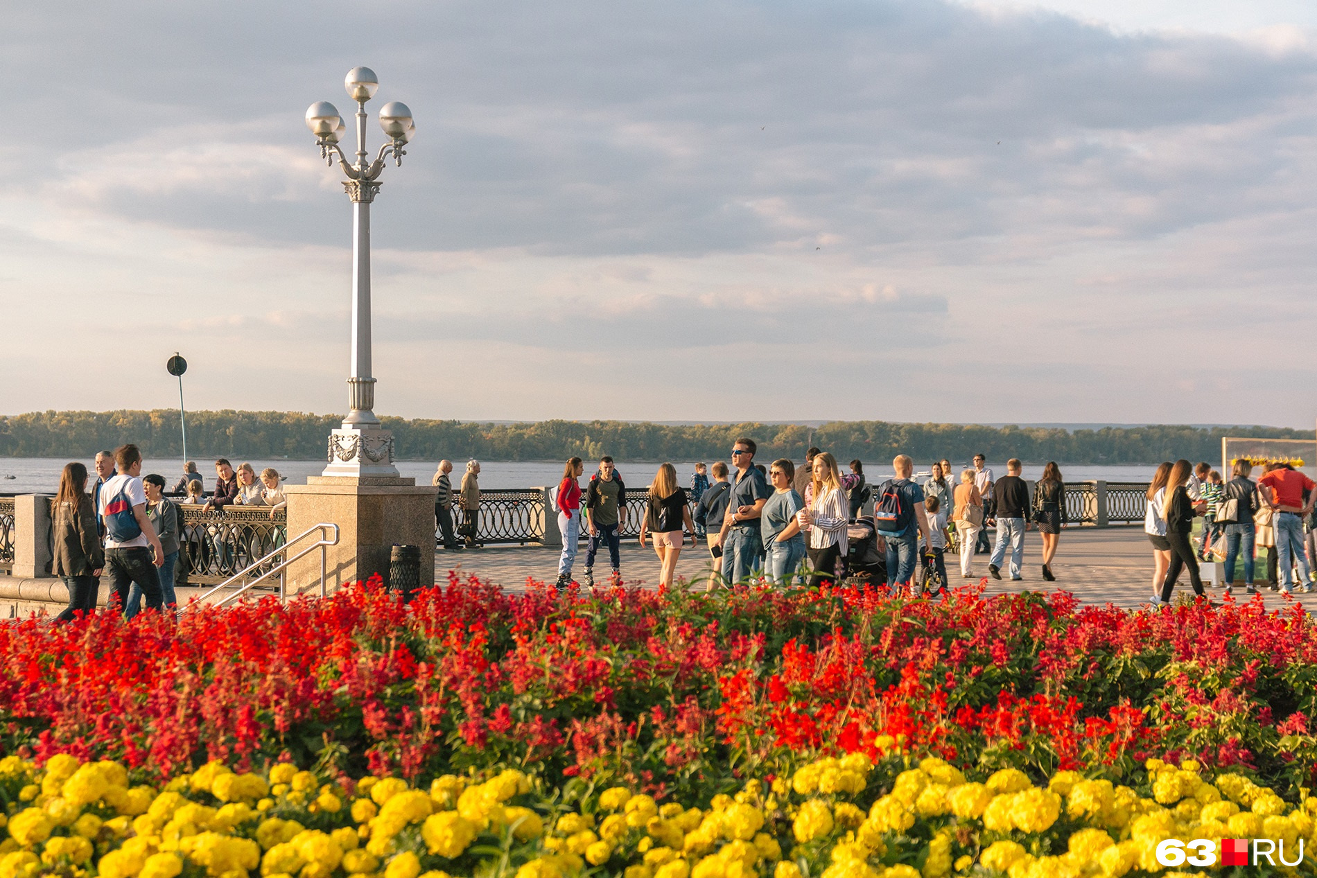 Самара средний. Геленджик новая набережная. Выходные в Самаре. Самарский пляж 2021. Парк русского периода фото.