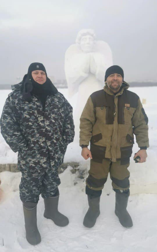 Организаторы купели Александр Мальцев (слева) и Сергей Сопин (справа) уже установили снежных ангелов на месте будущей купели на Затоне<br>