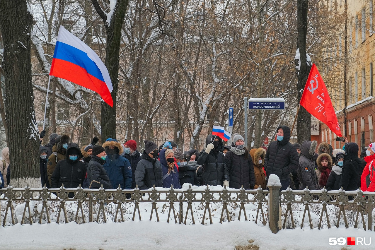 Некоторые пришли на акцию с российскими флагами