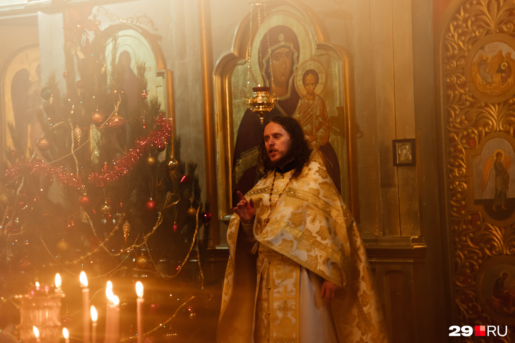 С конца 1990 годов в России рождественскими елками украшают православные храмы, например, ставят их при входе в храм и на солее — возвышении пола перед алтарной преградой или иконостасом в христианском храме