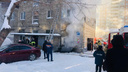 В центре Новосибирска загорелась пятиэтажка — у дома собрались пожарные машины и скорая помощь