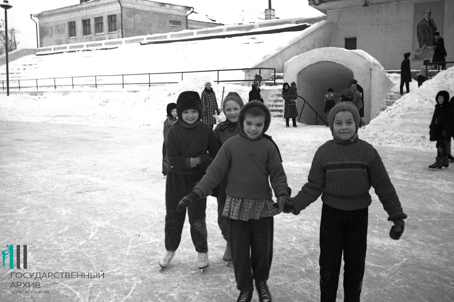 Зимой многие рвались в секции фигурного катания. Пермь, стадион «Энергия», 1963 год Зимой многие рвались в секции фигурного катания. Пермь, стадион «Энергия», 1963 год
