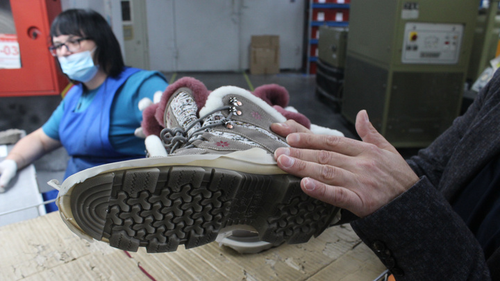 Как в Сибири делают обувь, которая продается по всей стране. Но зарплаты там меньше, чем у китайцев, в 2–3 раза