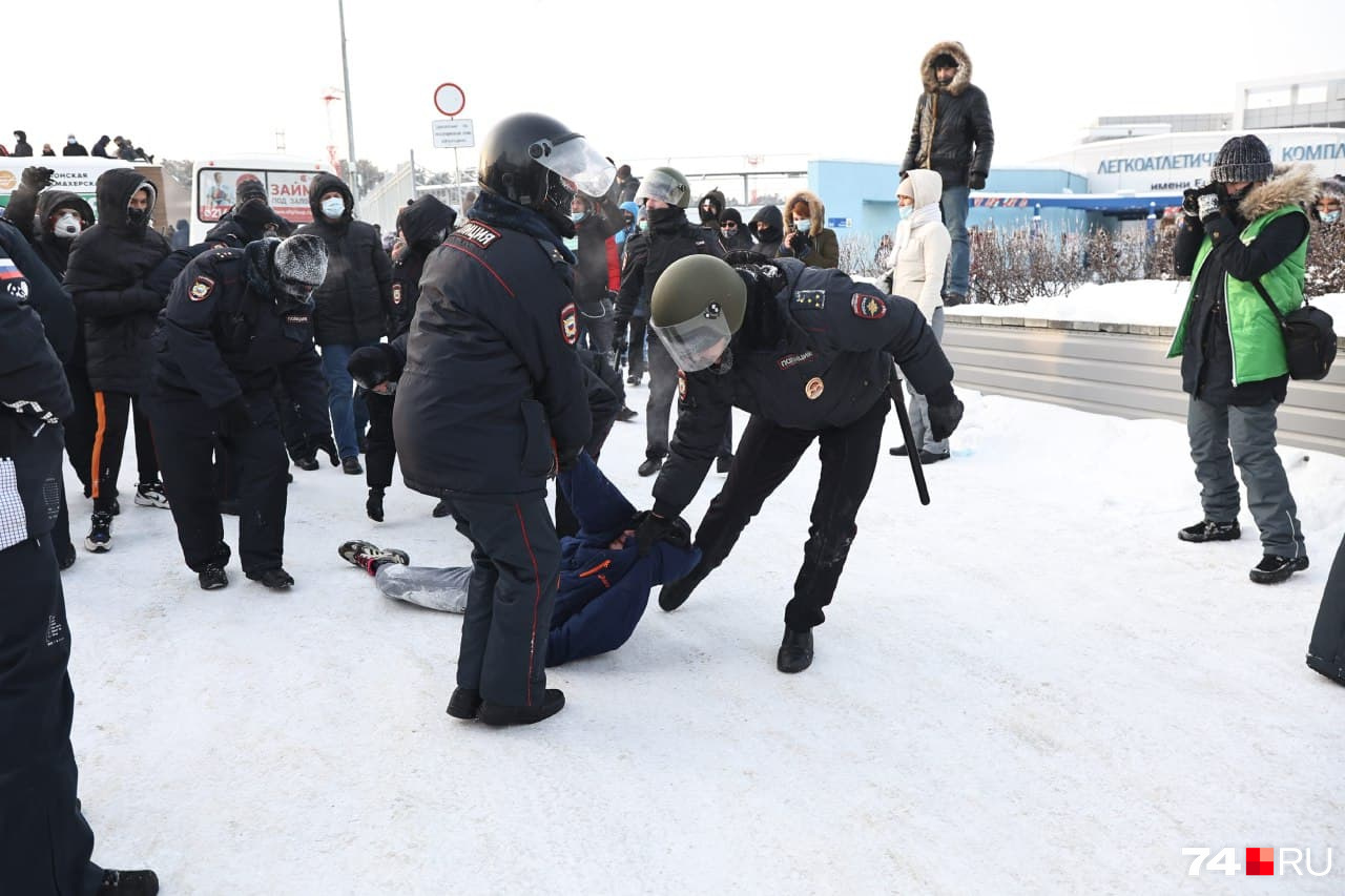 В райотдел полиции доставили больше <nobr class="_">30 человек</nobr> В райотдел полиции доставили больше <nobr class="_">30 человек</nobr>