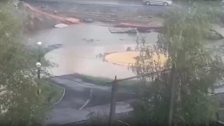 «Люди очень боятся». Потоп в Нижних Сергах сняли на видео