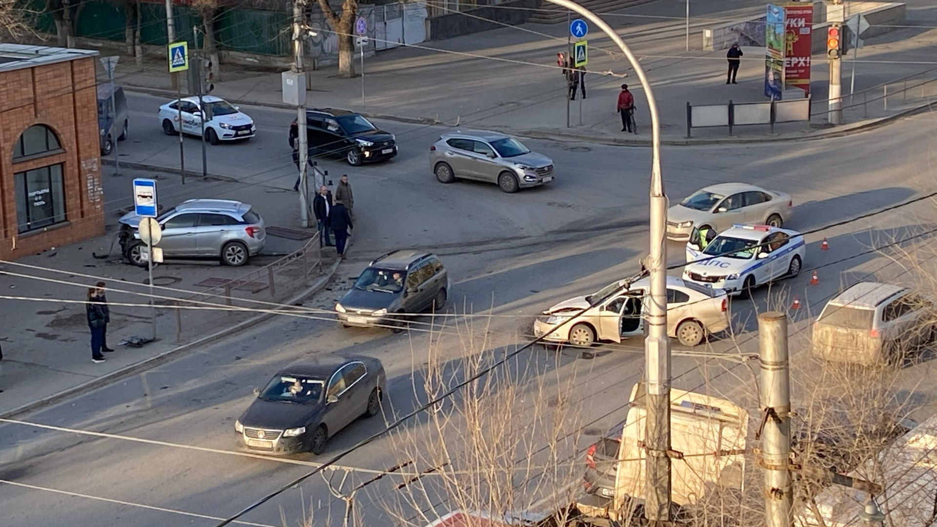 Происшествия волгограда сегодня последние. ДТП Волгоград Ворошиловский. Авария в Волгограде в Ворошиловском районе. Авария в Волгограде Ворошиловский р-он.