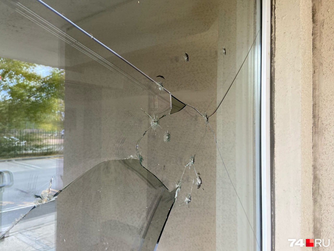 Судя по стеклу, стрелки выпустили несколько пуль