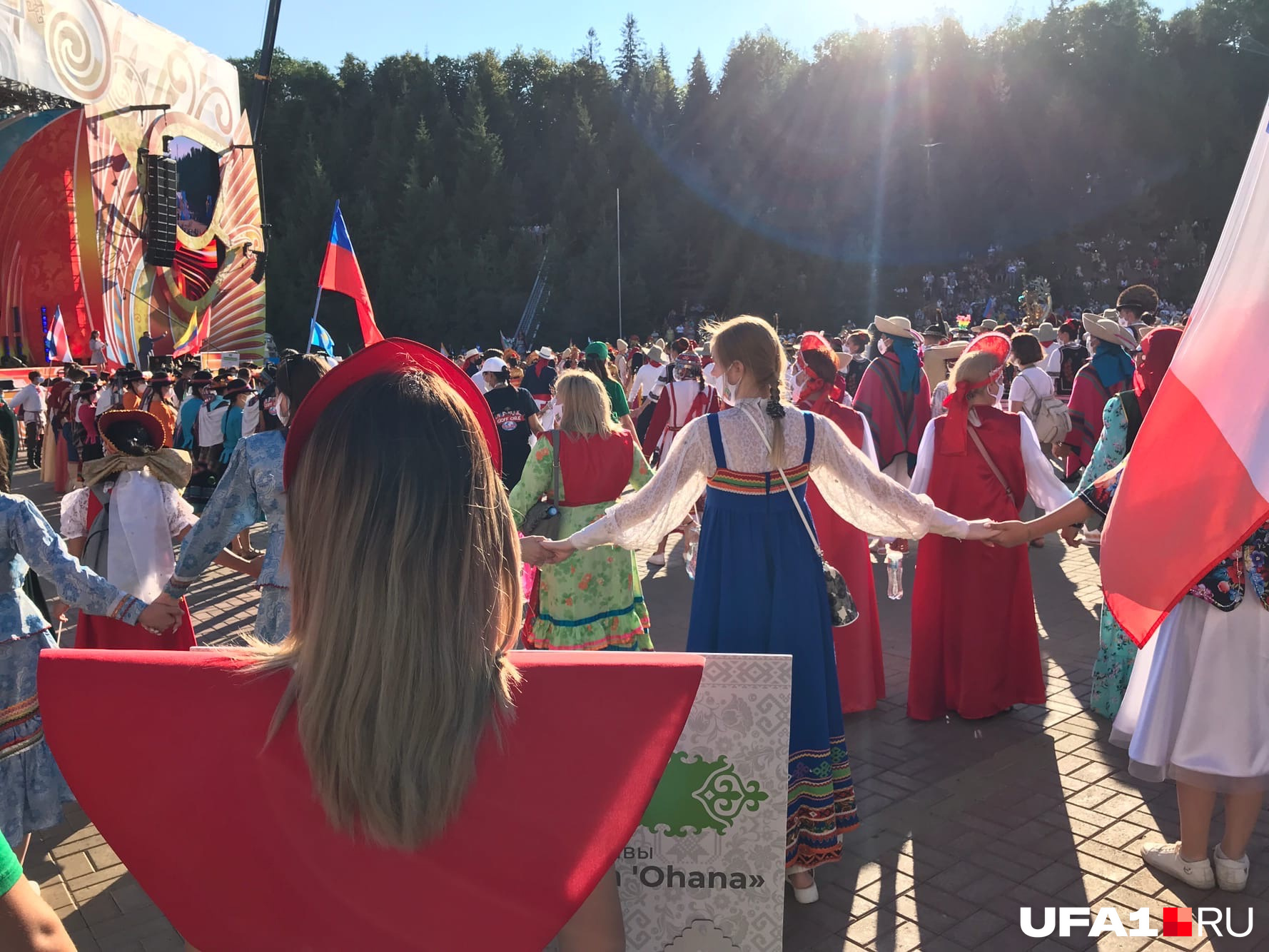 Участники закружились в самом большом хороводе Участники закружились в самом большом хороводе