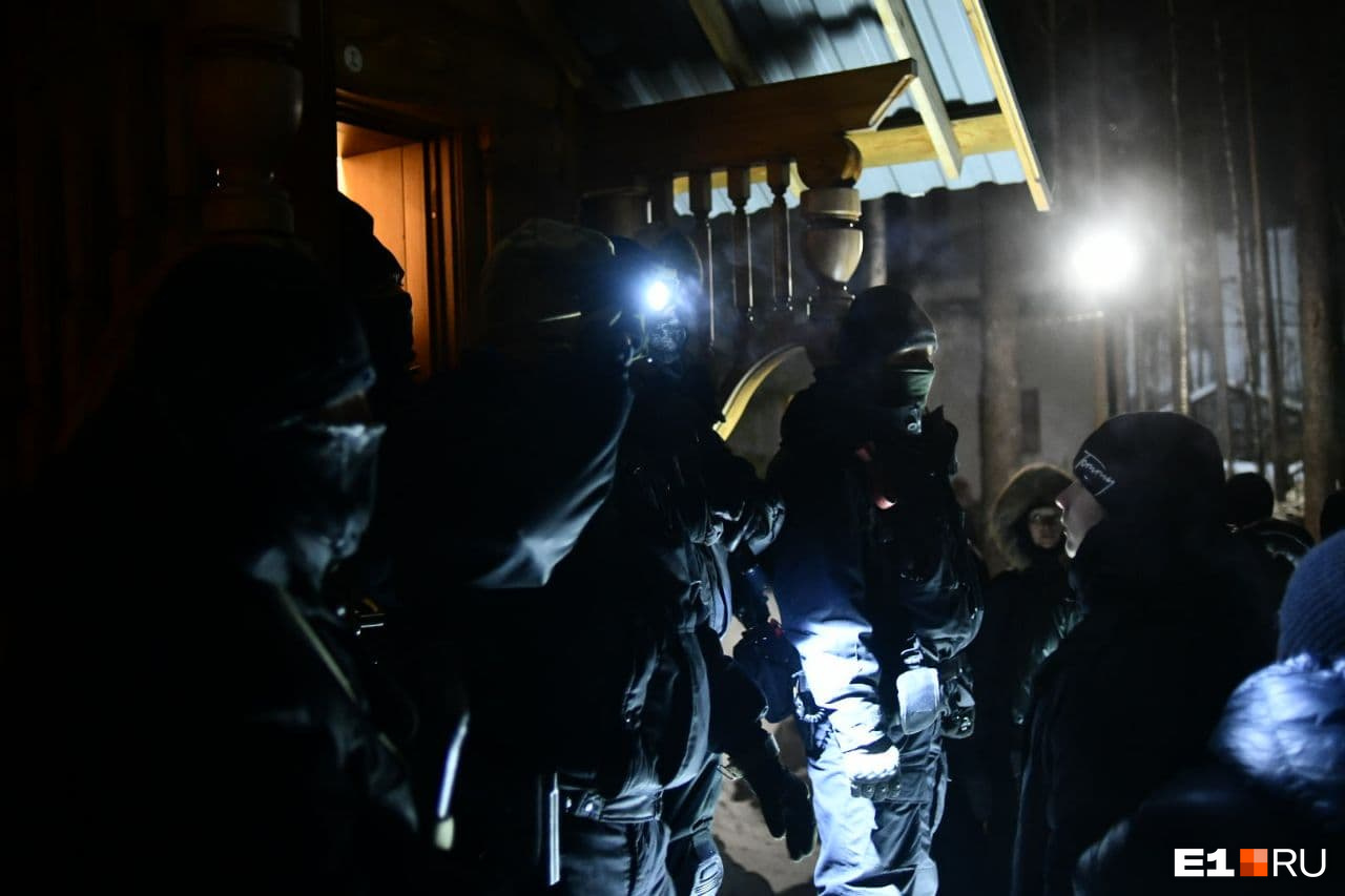 Силовики вламывались в кельи и клали монахов лицом в пол Силовики вламывались в кельи и клали монахов лицом в пол