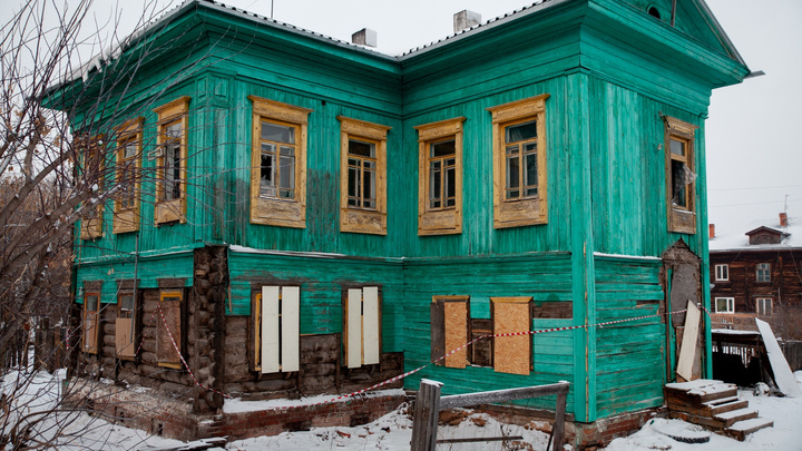 В Тюмени сносят столетний бирюзовый дом. Городские власти не считают его памятником архитектуры