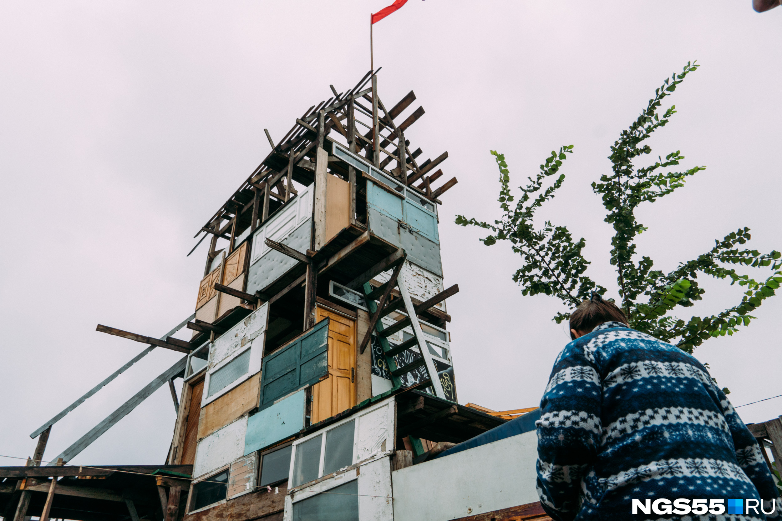 Самострой деревянная башня в селе