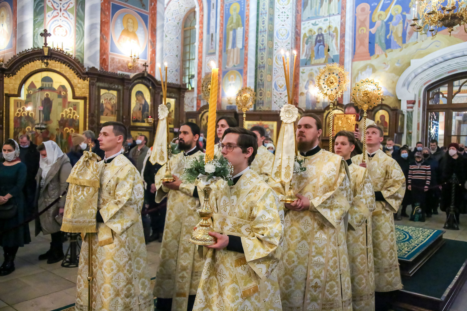 Подавляющее большинство верующих пришли на литургию в масках. Священнослужителям же не положено закрывать лицо во время богослужений по канону Подавляющее большинство верующих пришли на литургию в масках. Священнослужителям же не положено закрывать лицо во время богослужений по канону