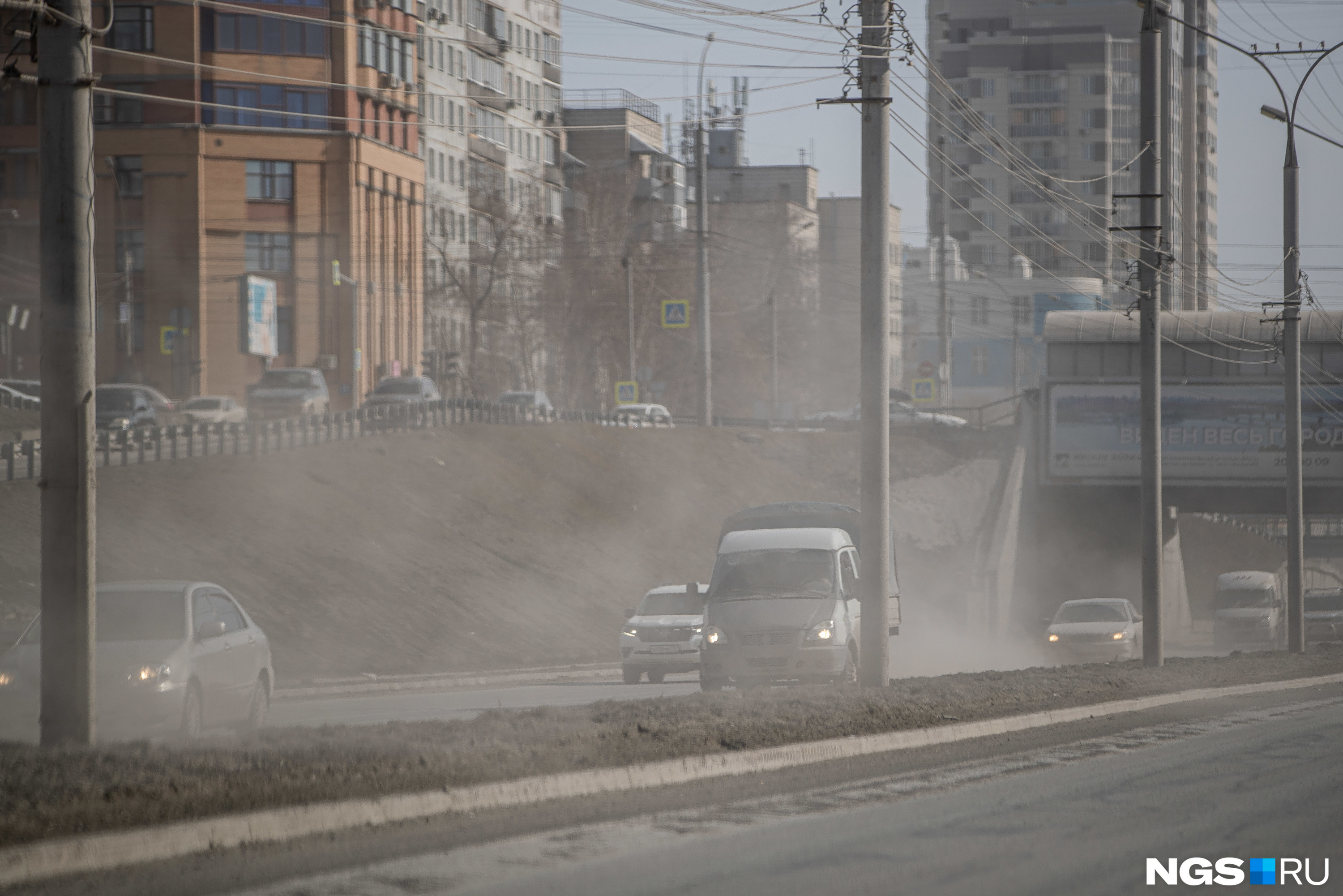 Вот кадр из центра города — дорога утопает в клубах пыли