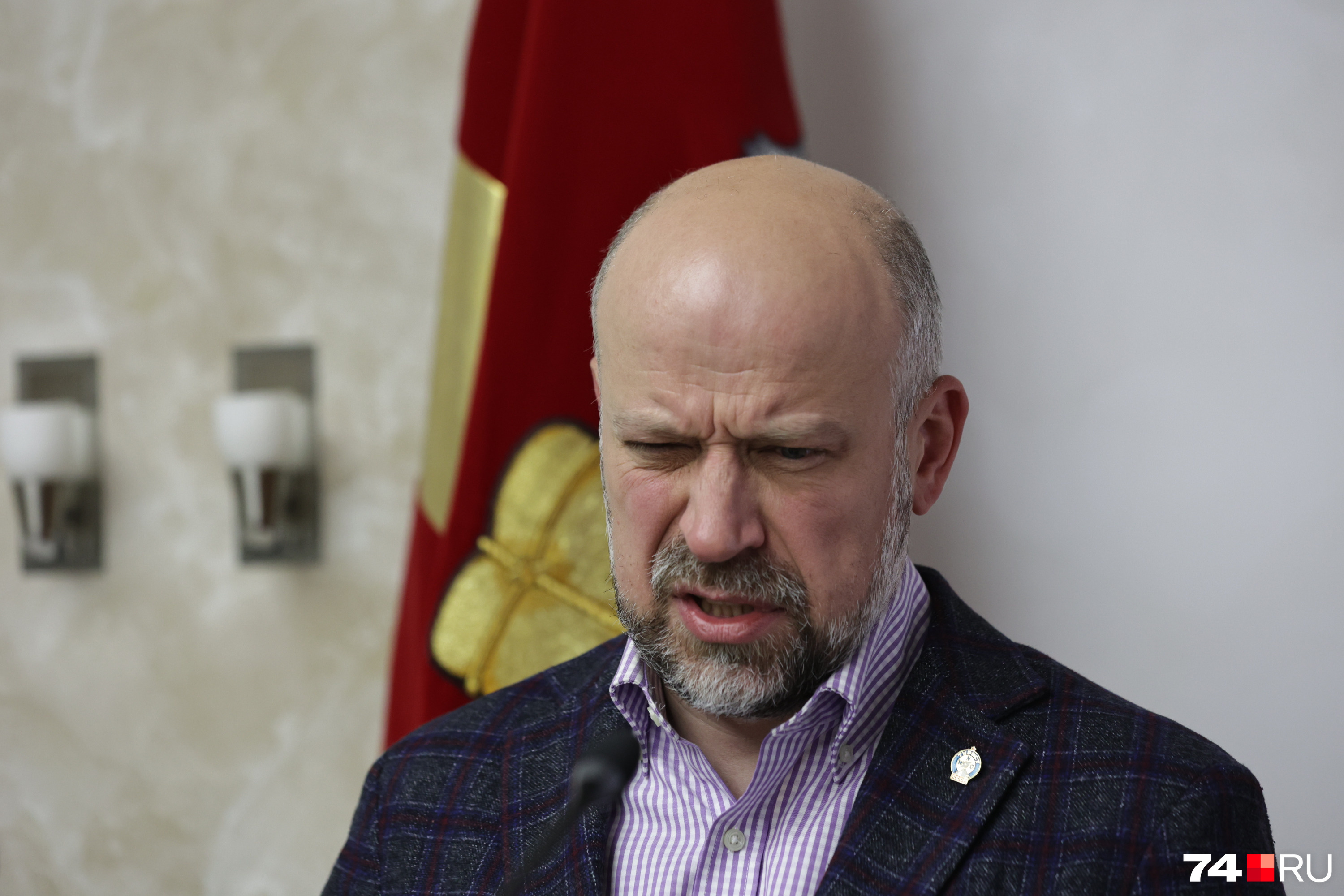 Сергей Обертас демонстрировал живость мимики, озвучивая результаты Сергей Обертас демонстрировал живость мимики, озвучивая результаты