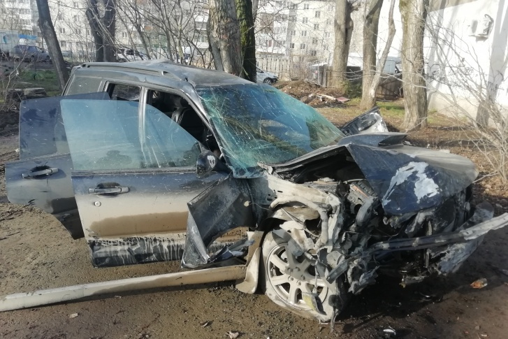 В таком состоянии Subaru был после удара о дерево. Павел Гагарин получил смертельные травмы В таком состоянии Subaru был после удара о дерево. Павел Гагарин получил смертельные травмы