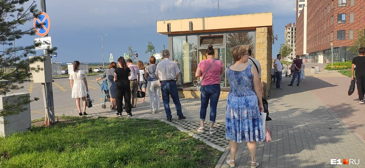 На остановке с утра всегда много людей На остановке с утра всегда много людей